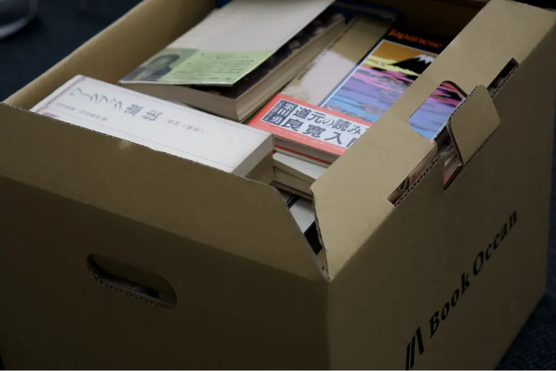 専用段ボールが届いたら書籍を詰める